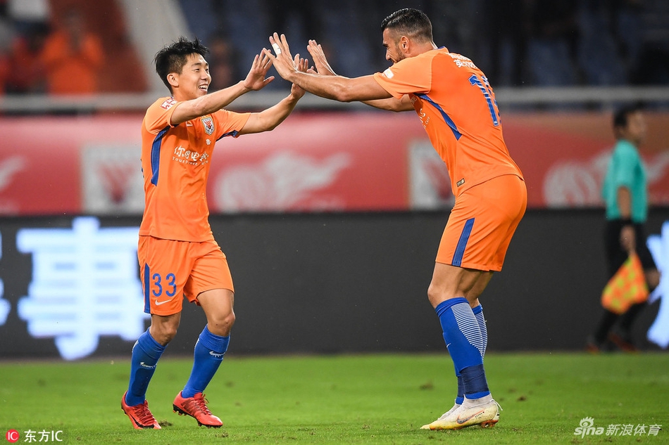 金敬道与佩莱庆祝