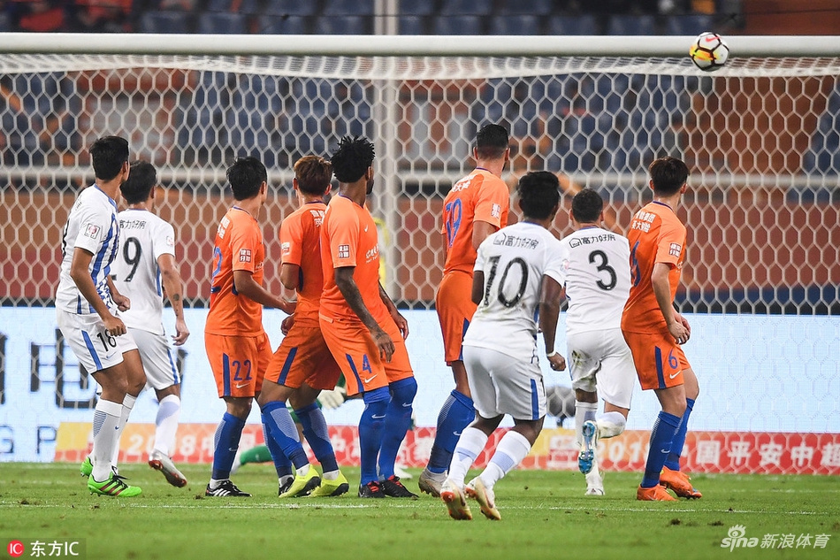 雷鸟主罚任意球瞬间