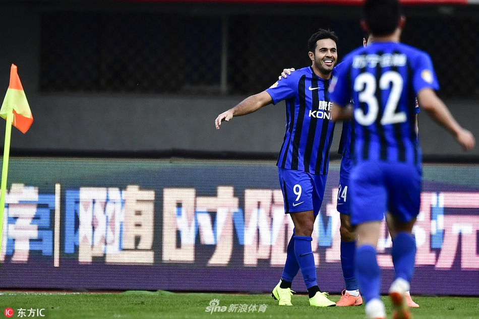 埃德尔庆祝进球