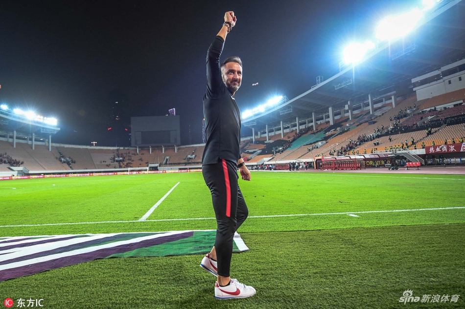 上港全队激情庆祝击败恒大