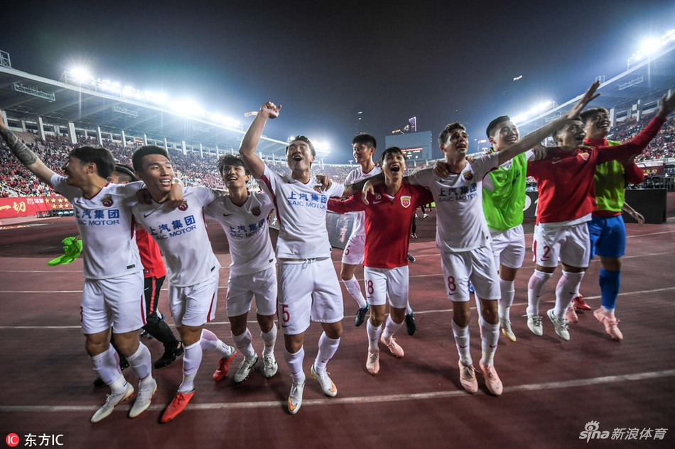 上港全队激情庆祝击败恒大
