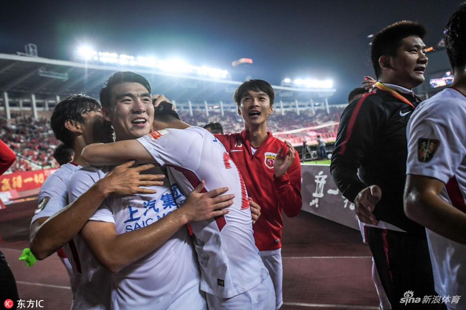 上港全队激情庆祝击败恒大