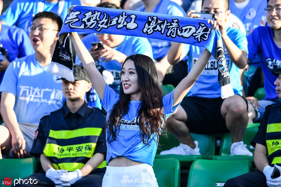 中超美女球迷图鉴 半程看台美色大赏