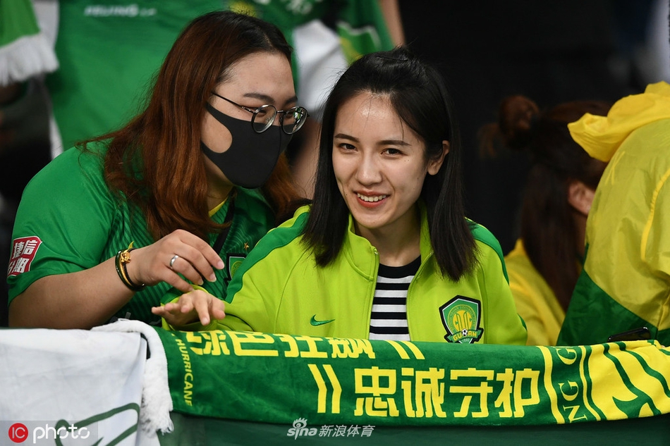 中超美女球迷图鉴 半程看台美色大赏