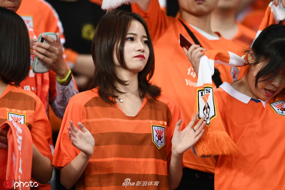 中超美女球迷图鉴 半程看台美色大赏
