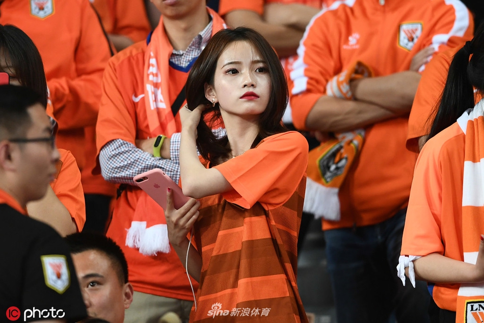 中超美女球迷图鉴 半程看台美色大赏