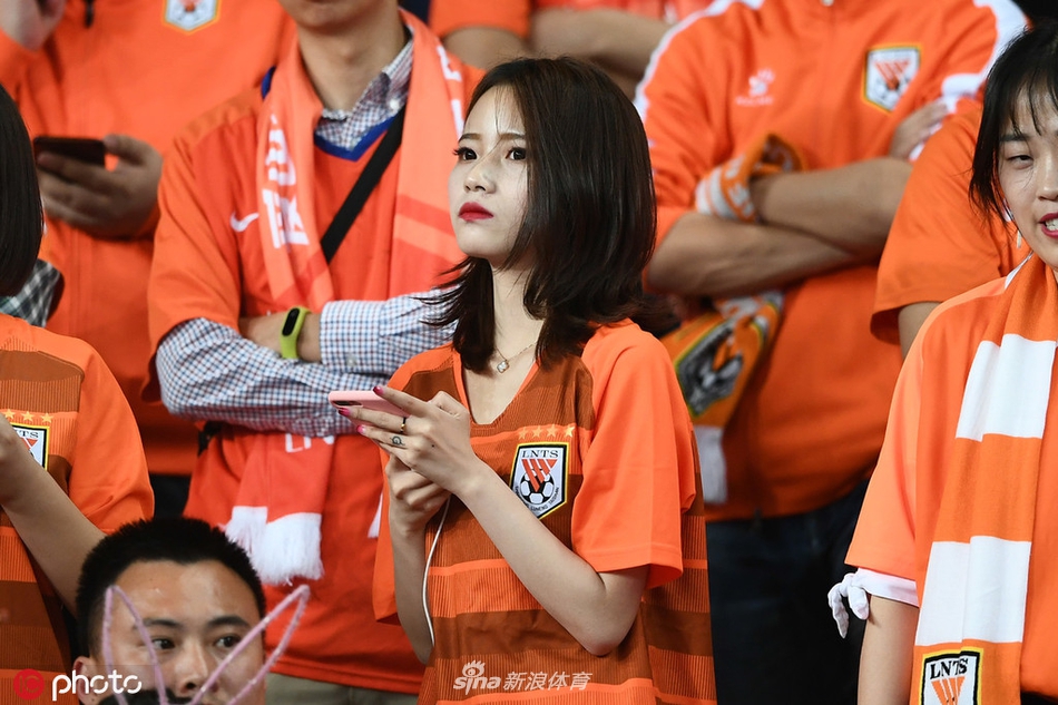 中超美女球迷图鉴 半程看台美色大赏