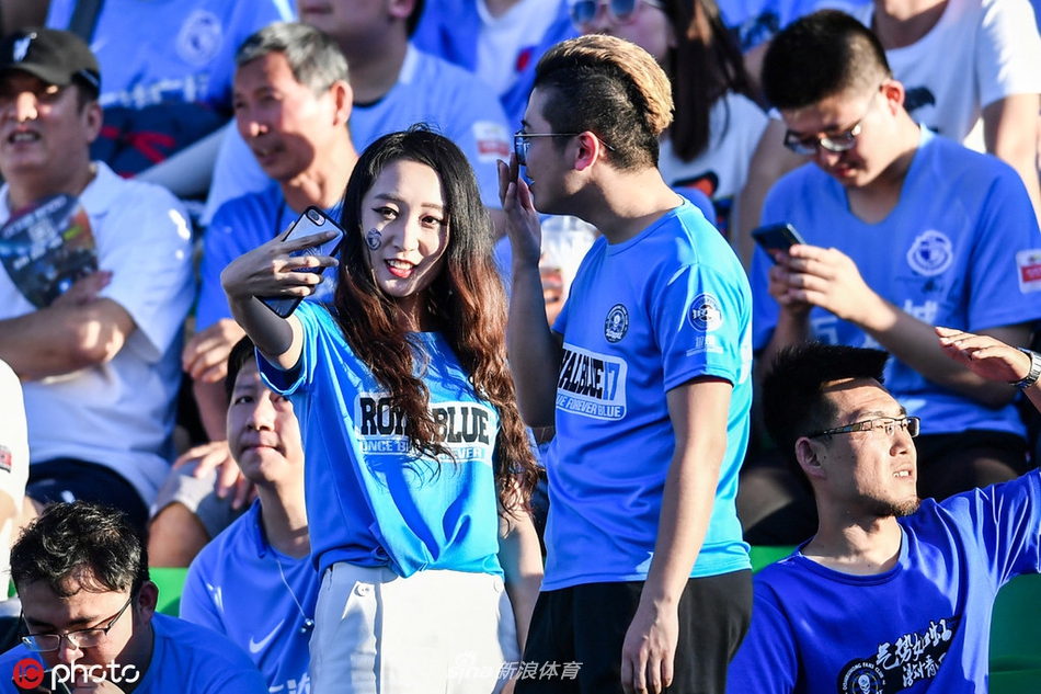 中超美女球迷图鉴 半程看台美色大赏