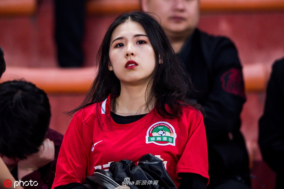 中超美女球迷图鉴 半程看台美色大赏