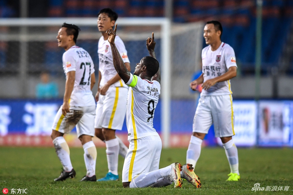 伊哈洛打入一球后庆祝