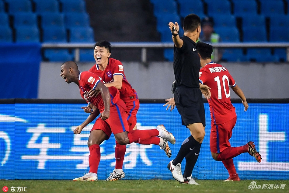 重庆球员庆祝进球