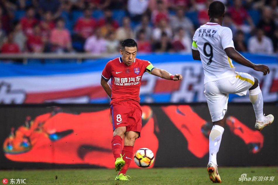 丁捷在比赛中出球