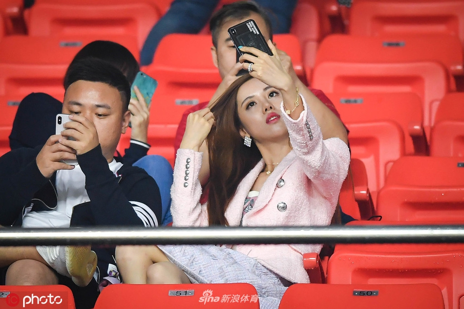 中超美女球迷图鉴 半程看台美色大赏