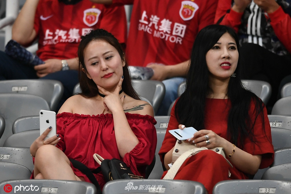 中超美女球迷图鉴 半程看台美色大赏