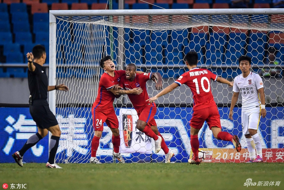 重庆队员庆祝破门