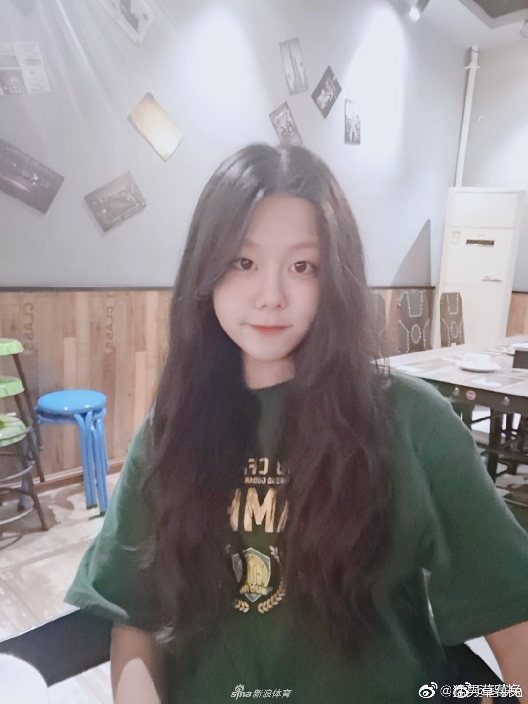 晒球衣挑战赛之美女球迷篇