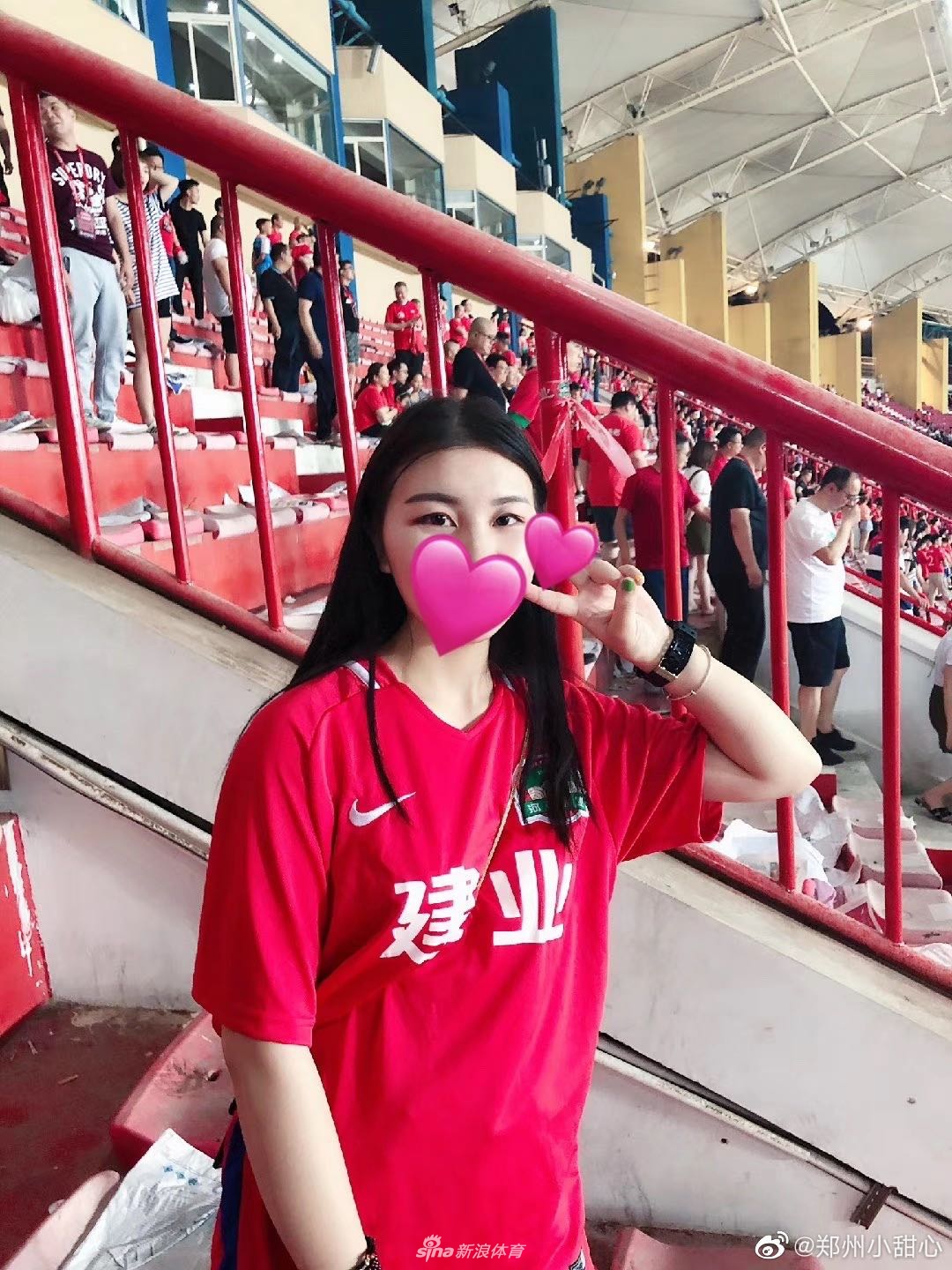 晒球衣挑战赛之美女球迷篇