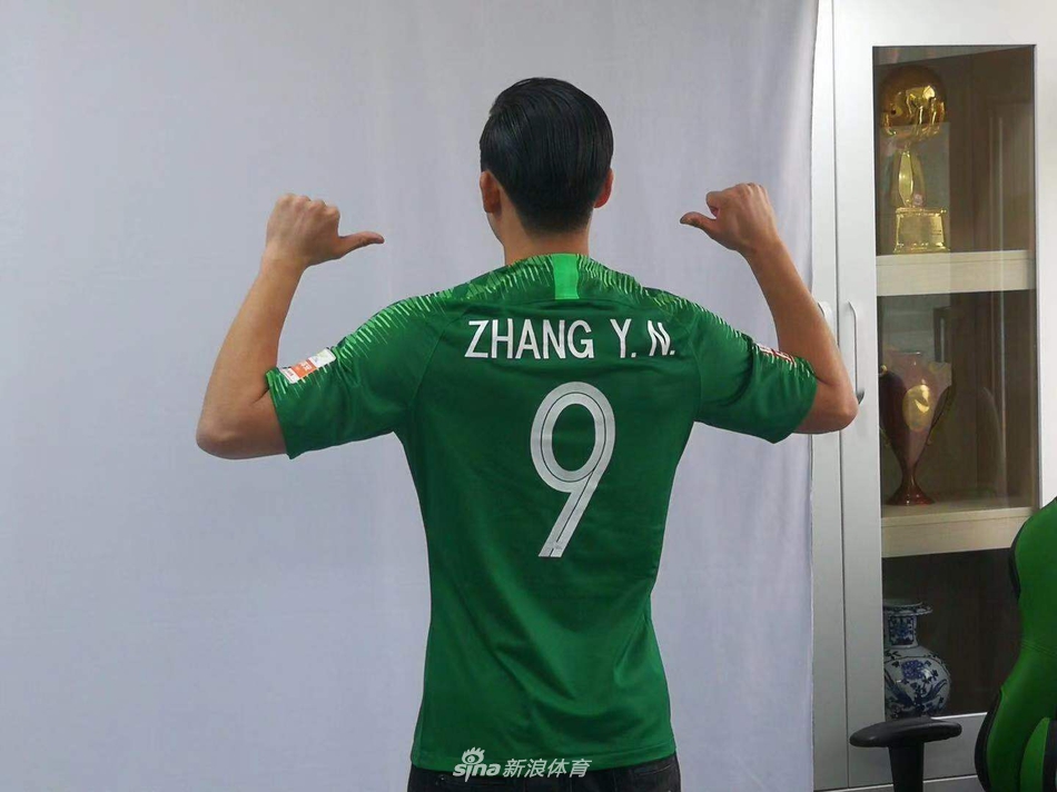 张玉宁身披9号球衣亮相