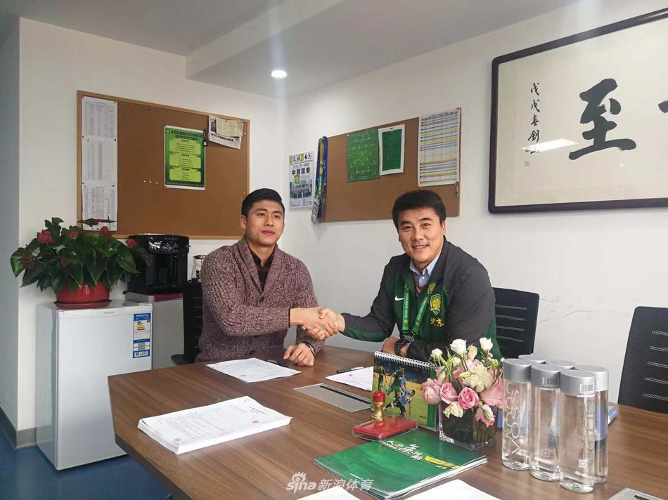 张玉宁身披9号球衣亮相