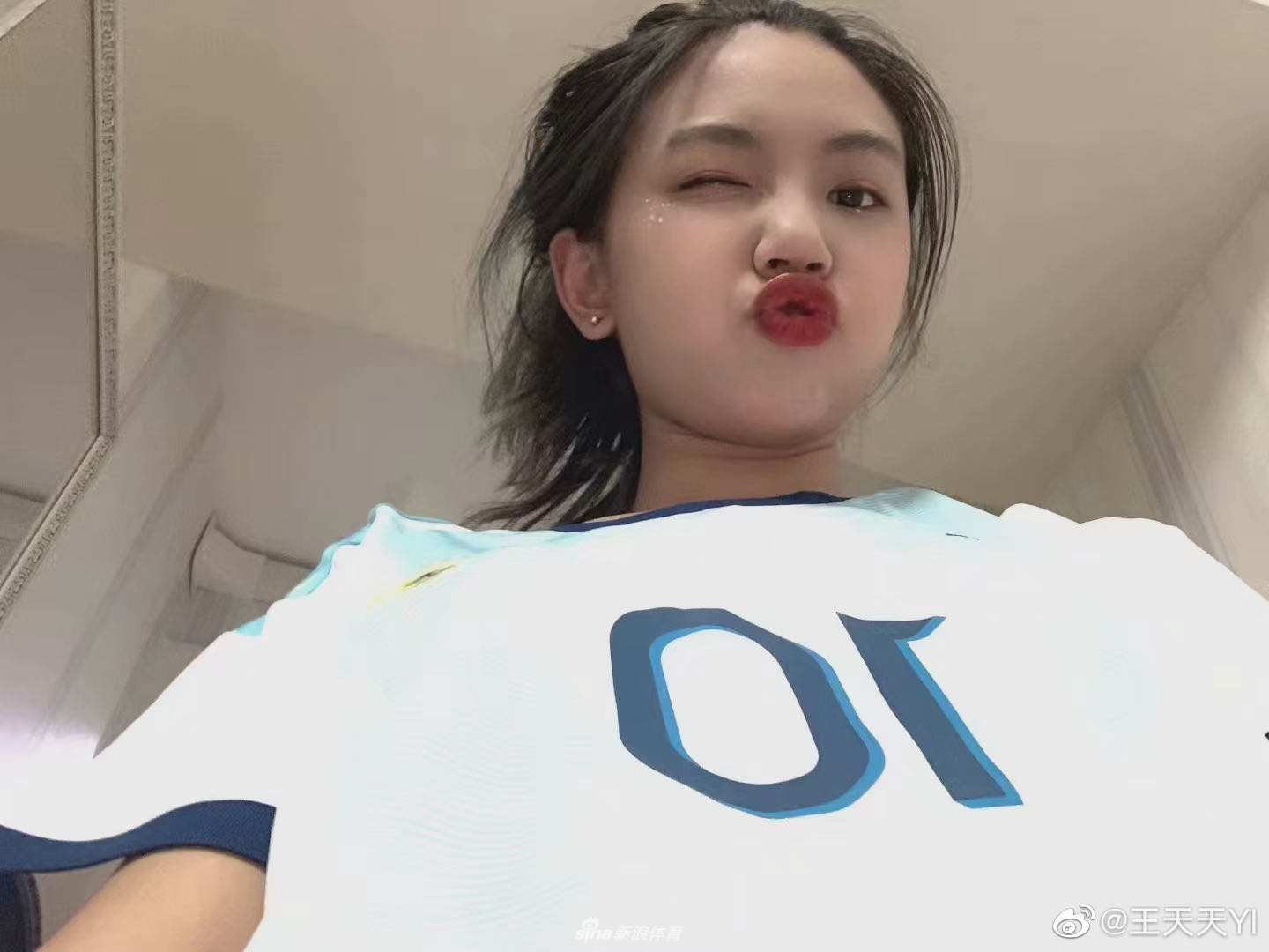 晒球衣挑战赛之美女球迷篇