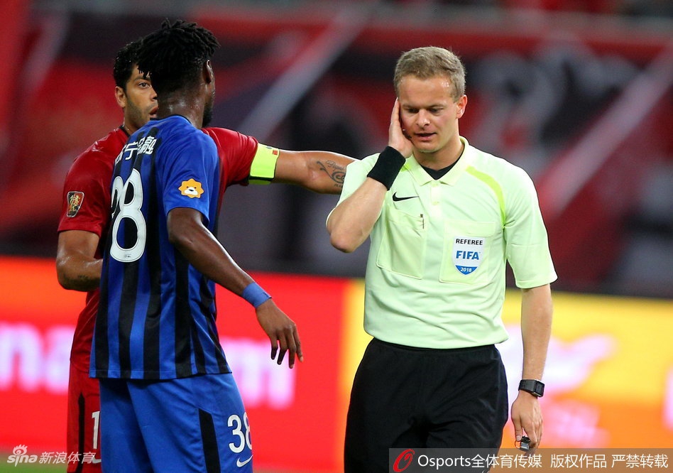 裁判与第四官员沟通