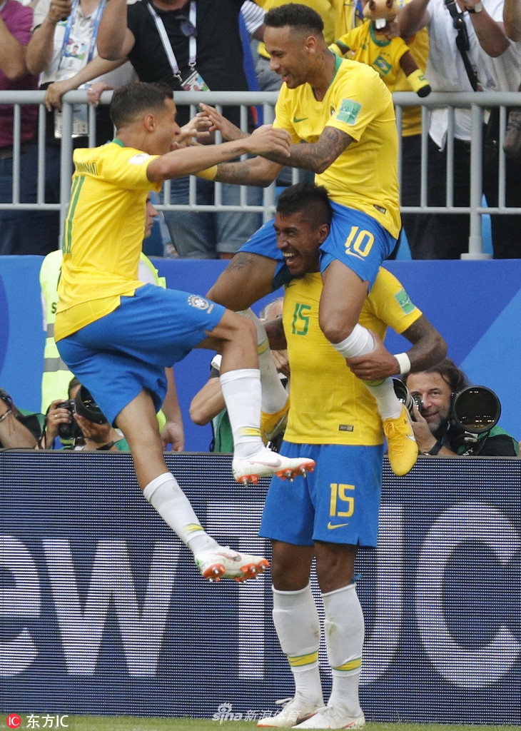 与库蒂尼奥和内马尔激情庆祝