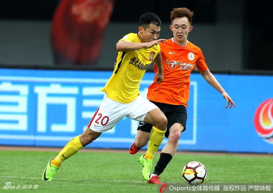 于汉超带球突破