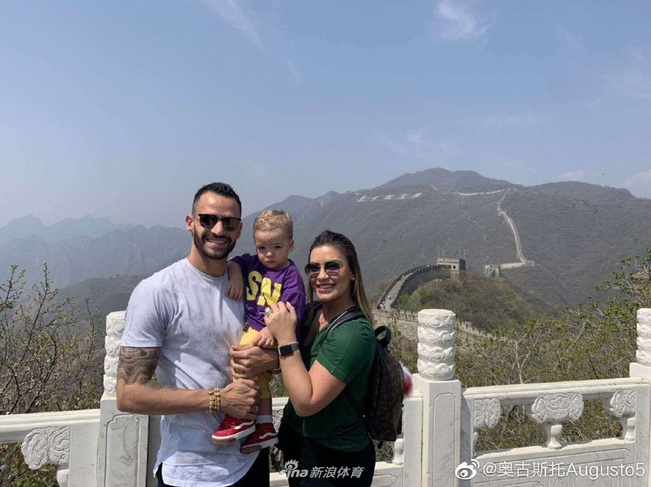 奥古斯托携妻子游览长城