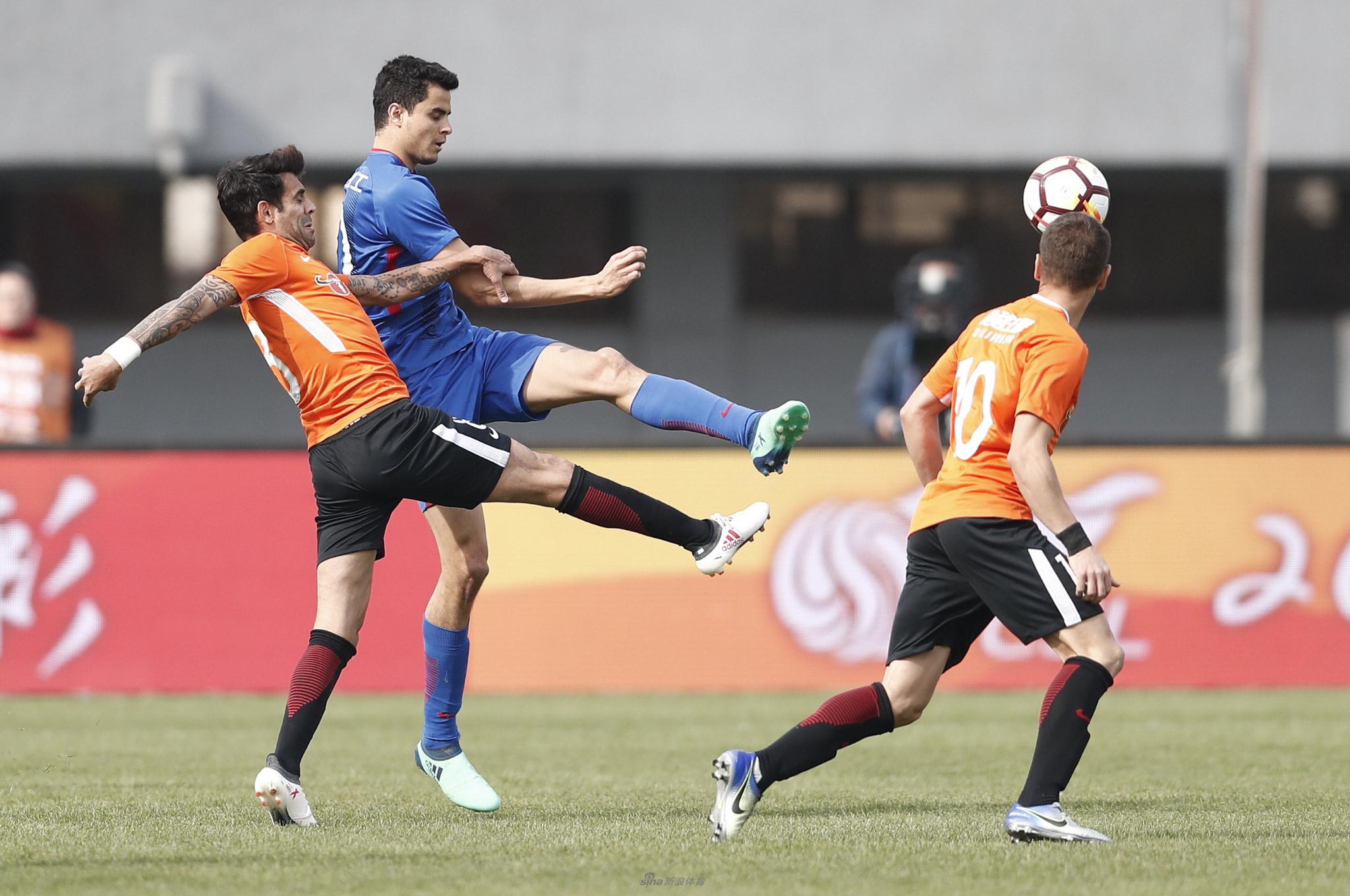 贴身盯防莫雷诺