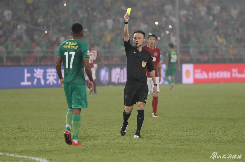 巴坎布被出示黄牌