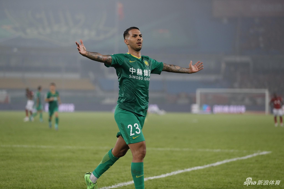 比埃拉庆祝进球