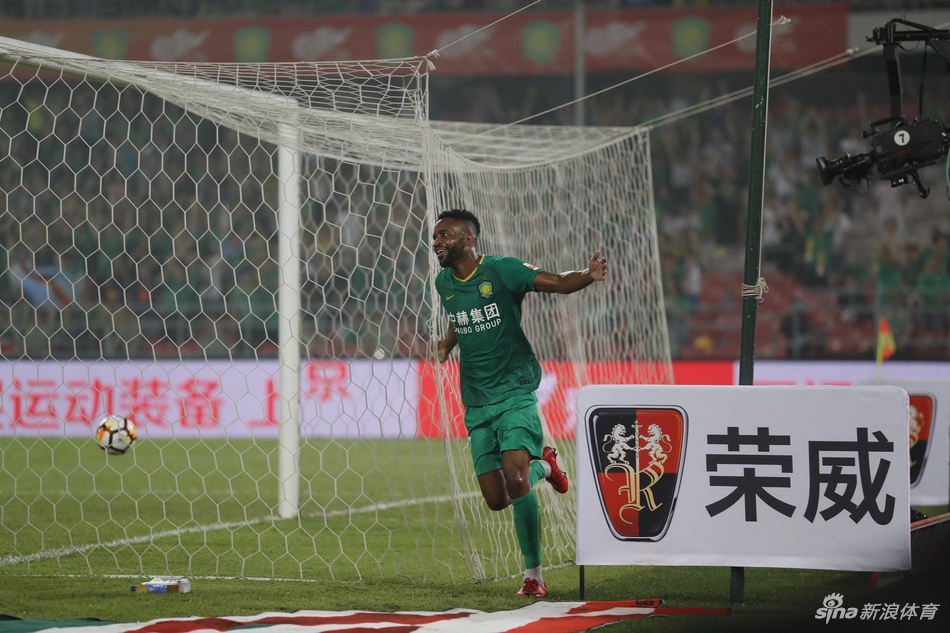 巴坎布庆祝破门