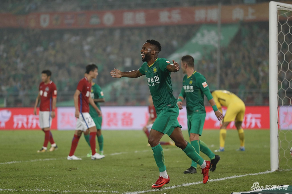 巴坎布庆祝进球