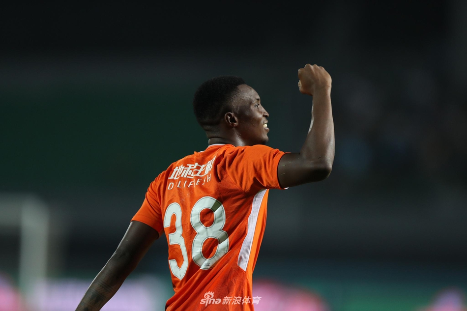 穆坎乔庆祝进球