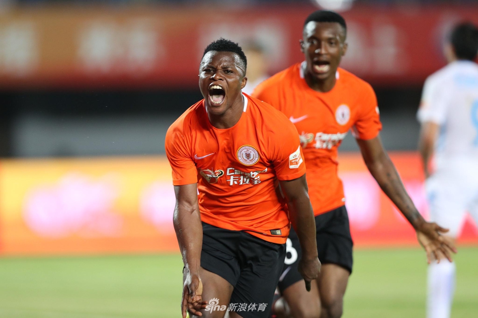 马西卡庆祝进球