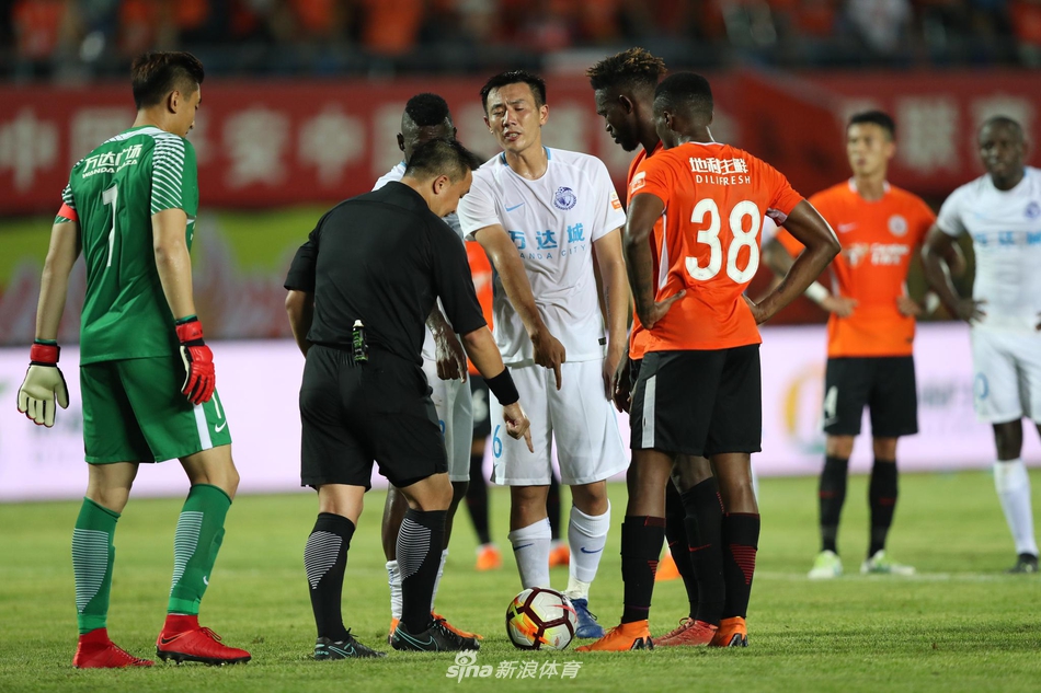 裁判回看VAR后判定点球