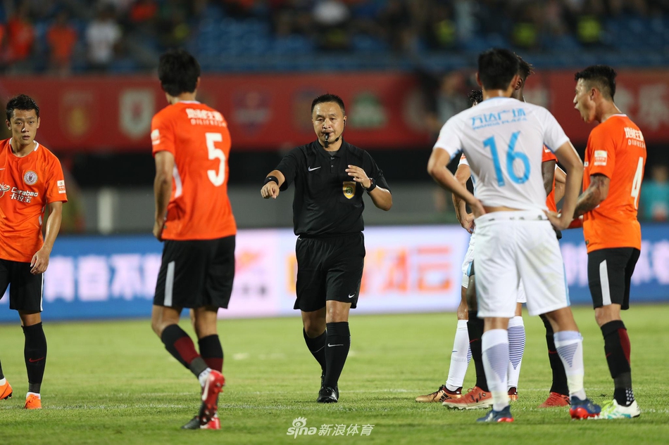 本场比赛裁判多次观看VAR