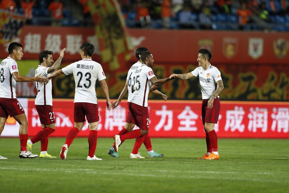 卡埃比与队友庆祝进球