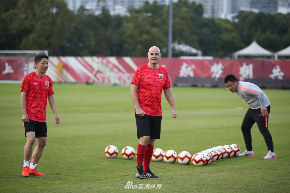 因凡蒂诺披上港球衣秀球技