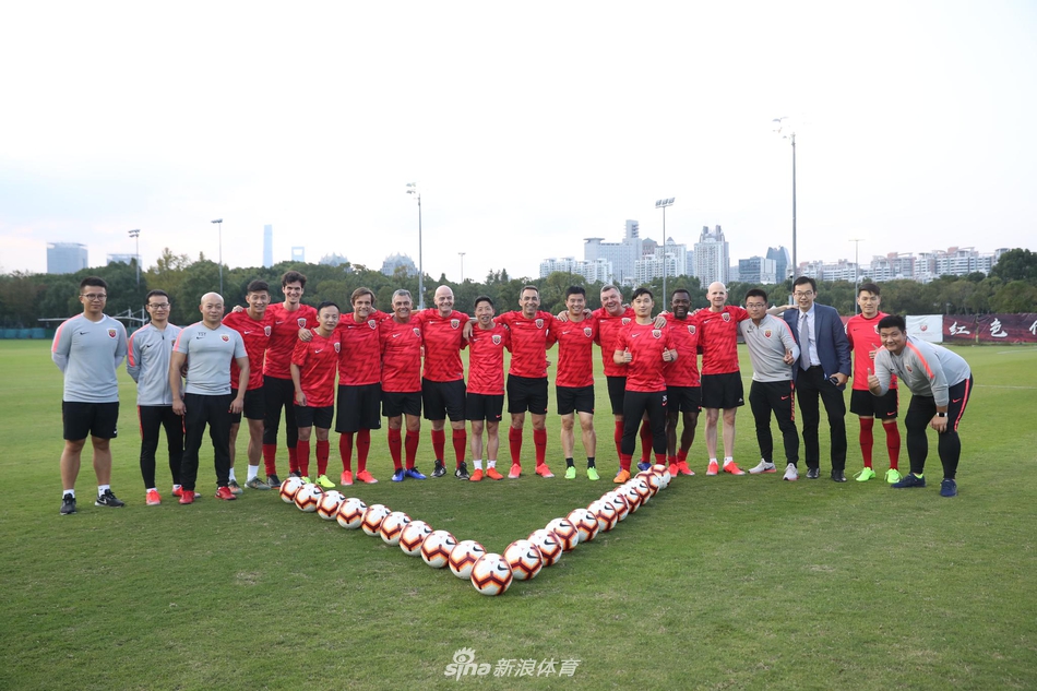 因凡蒂诺披上港球衣秀球技