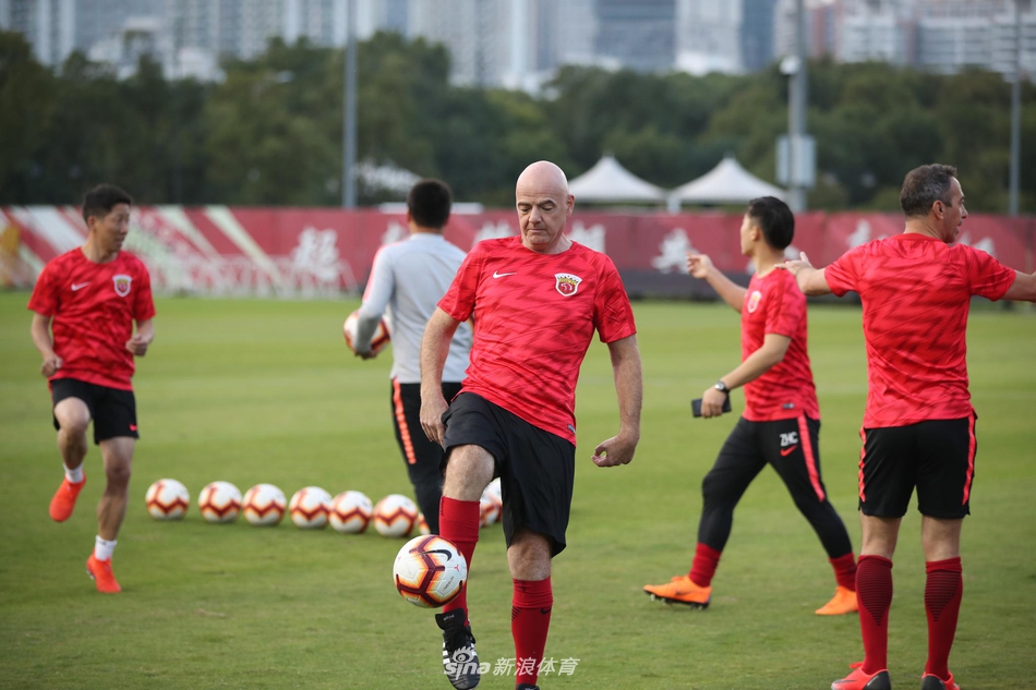 因凡蒂诺披上港球衣秀球技