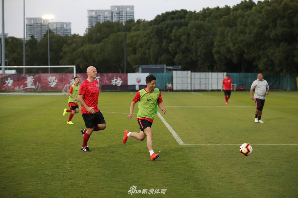 因凡蒂诺披上港球衣秀球技