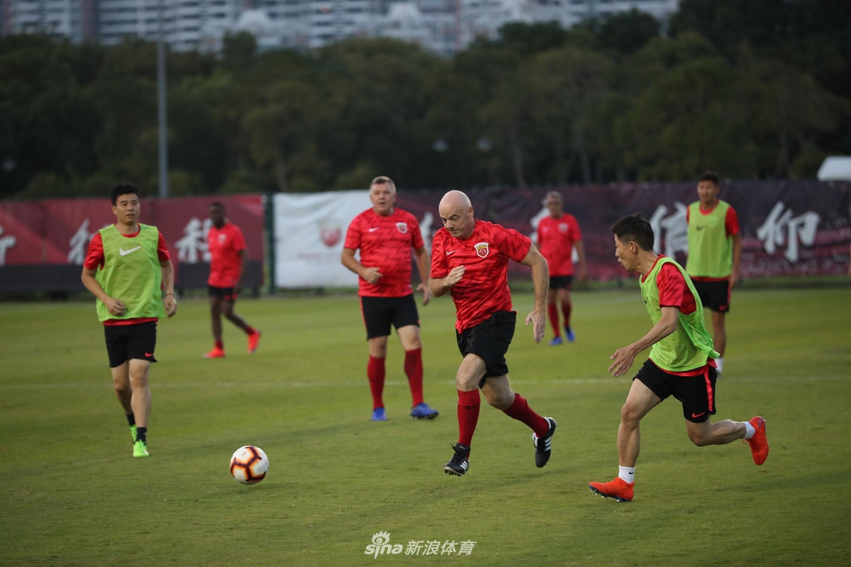 因凡蒂诺披上港球衣秀球技