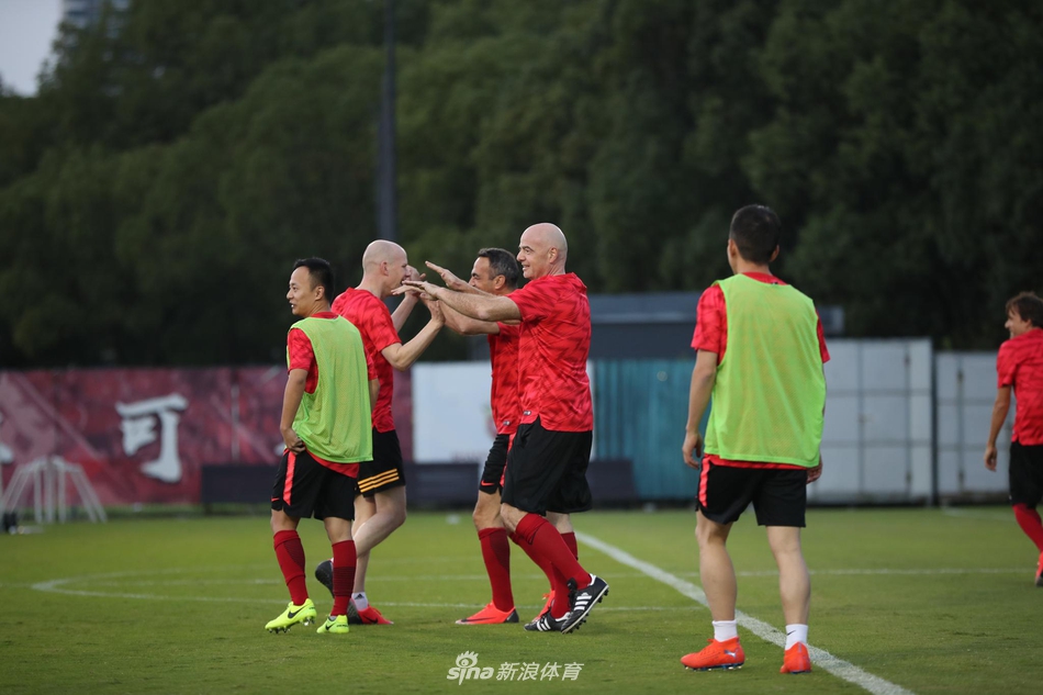 因凡蒂诺披上港球衣秀球技