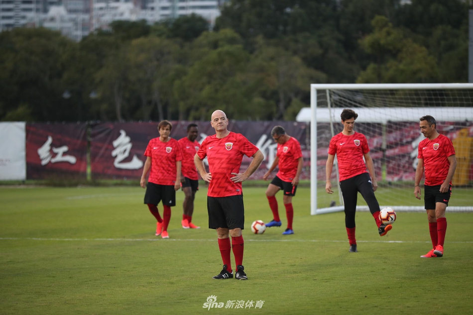 因凡蒂诺披上港球衣秀球技