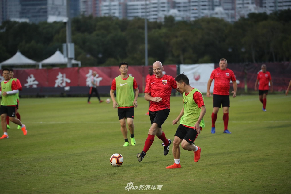 因凡蒂诺披上港球衣秀球技