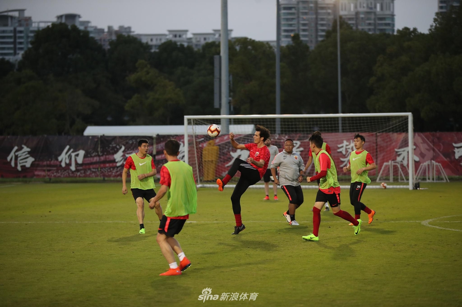 因凡蒂诺披上港球衣秀球技