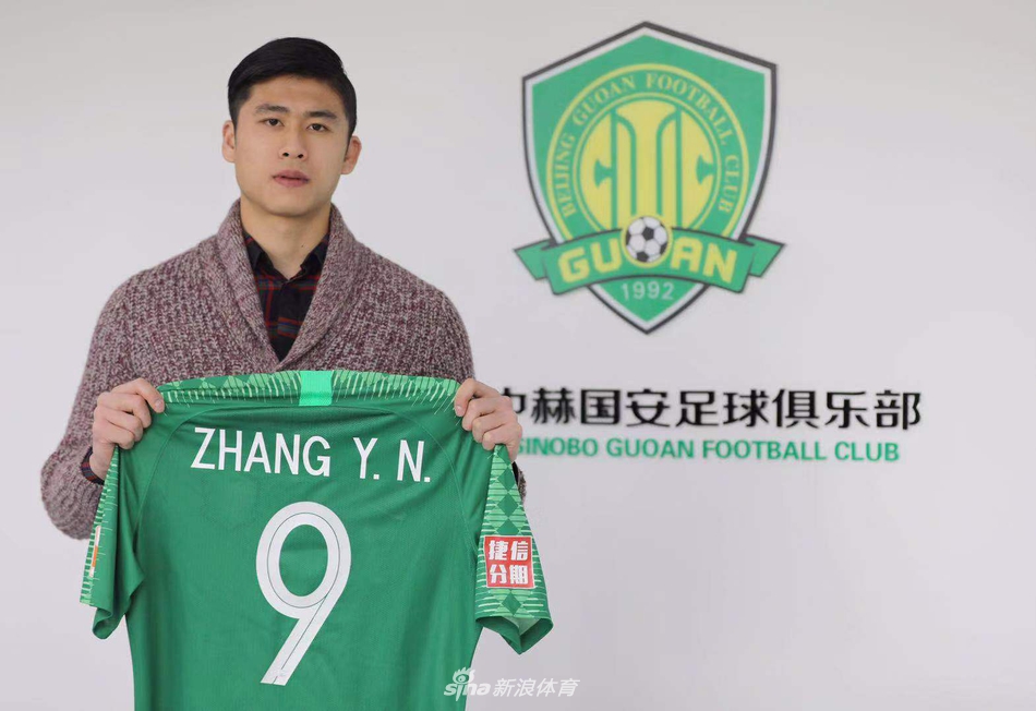 张玉宁身披9号球衣亮相