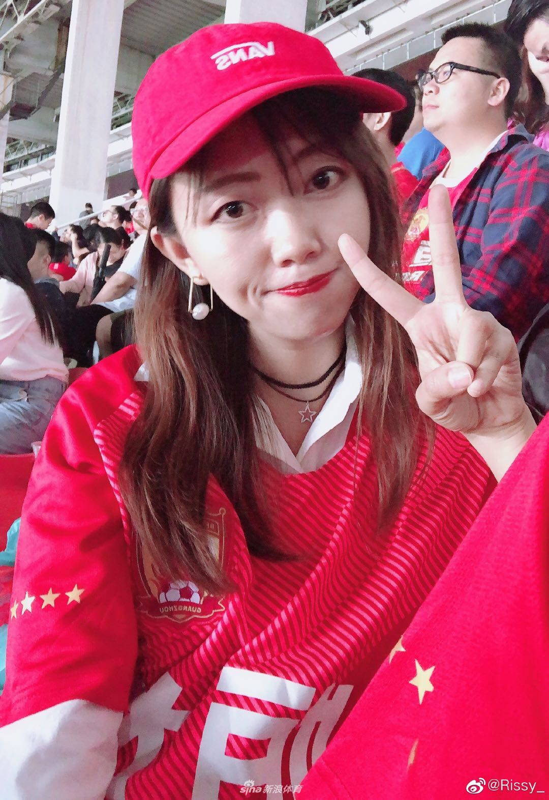 晒球衣挑战赛之美女球迷篇