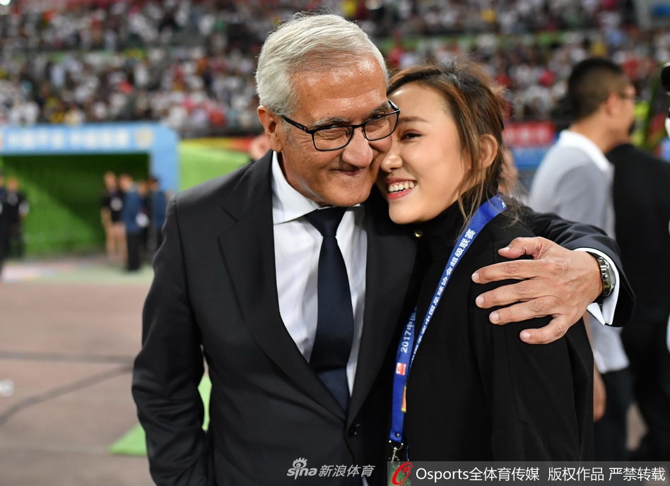 曼萨诺上任首胜与文筱婷开心庆祝